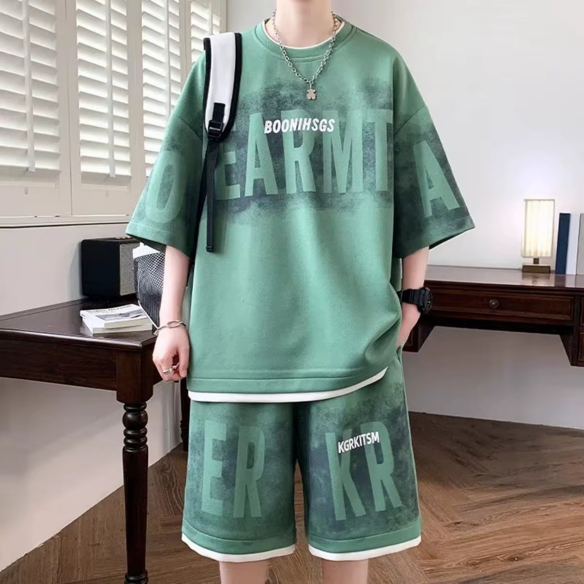 Ensemble sportif extérieur pour hommes composé d'un t-shirt à manches courtes imprimé avec lettres de personnalité et d'un short, respirant, en deux pièces